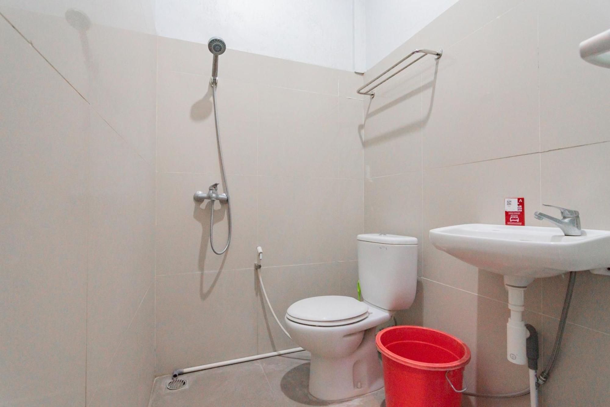Reddoorz Plus Syariah @ Tuparev Cirebon 3 Habitación foto