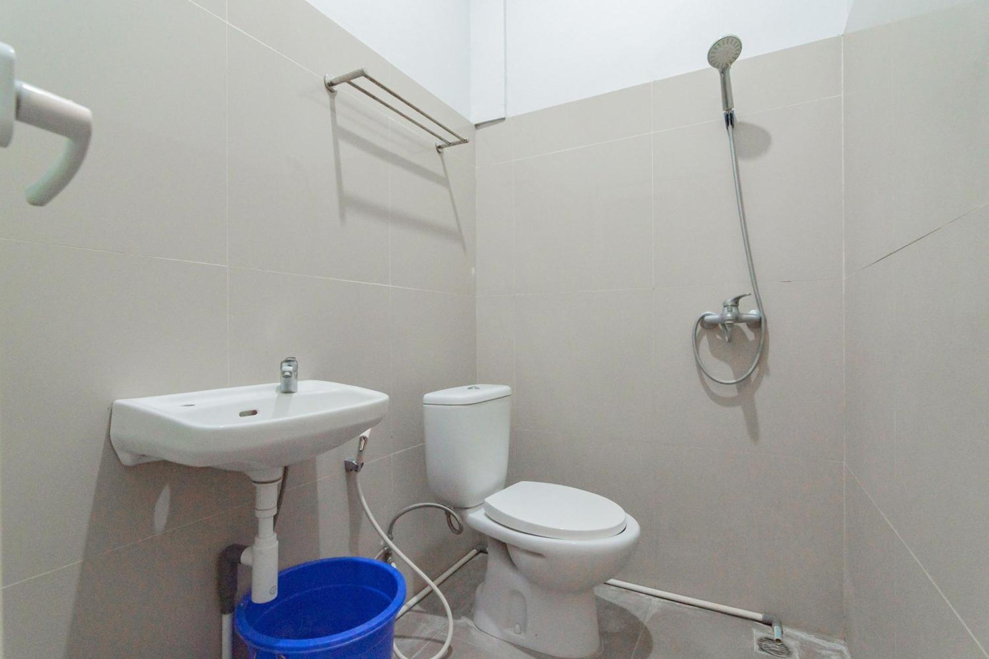 Reddoorz Plus Syariah @ Tuparev Cirebon 3 Habitación foto
